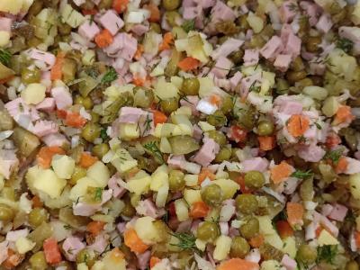 Salotos "Delight" su rūkyta vištiena, žirneliais ir ananasais Žingsnis 4