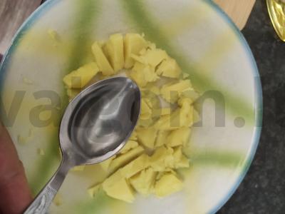 Bulvių salotos su svogūnais, agurkais ir prieskoniais Žingsnis 4
