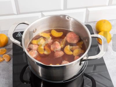 Mandarinų ir šaldytų braškių kompotas Žingsnis 2