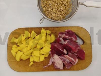 Aromatingas rassolnik su perlinių kruopų multivarka Žingsnis 2
