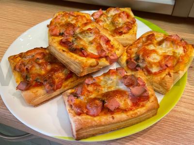 Sluoksniuotos tešlos pyragas su a la picos įdaru pagrindine nuotrauka