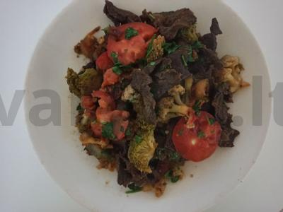 Klasikinis jautienos troškinys su brokoliais ir žiediniais kopūstais pagrindine nuotrauka