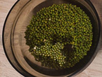 Turkiškos burokėlių salotos su mung pupelių daigeliais ir avinžirniais Žingsnis 1