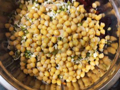 Turkiškos burokėlių salotos su mung pupelių daigeliais ir avinžirniais Žingsnis 7