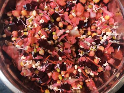 Turkiškos burokėlių salotos su mung pupelių daigeliais ir avinžirniais Žingsnis 8