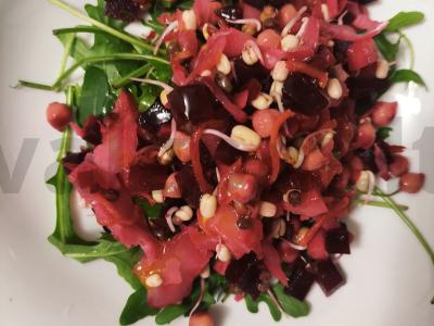 Turkiškos burokėlių salotos su mung pupelių daigeliais ir avinžirniais pagrindine nuotrauka