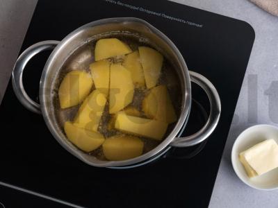 Troškintas triušis grietinėlėje su bulvių koše Žingsnis 1