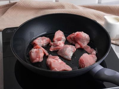 Troškintas triušis grietinėlėje su bulvių koše Žingsnis 4