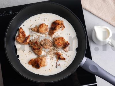 Troškintas triušis grietinėlėje su bulvių koše Žingsnis 5