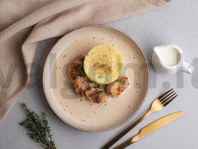 Troškintas triušis grietinėlėje su bulvių koše pagrindine nuotrauka