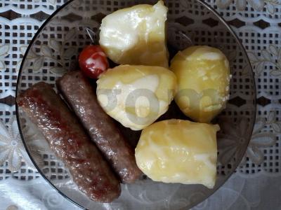 Ant grotelių keptos dešrelės su bulvėmis pagrindine nuotrauka