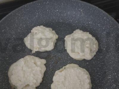 Baltyminiai blyneliai su obuoliais Žingsnis 5