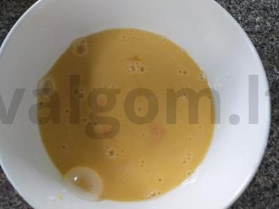 Omletas su skrebučiais Žingsnis 1