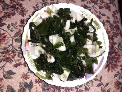 Wakame salotos su agurkais pagrindine nuotrauka