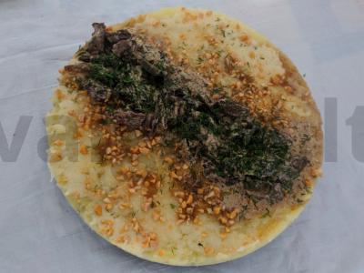 Oro kepta bulvių košė ir jautienos stroganoff su agurkais ir grybais pagrindine nuotrauka