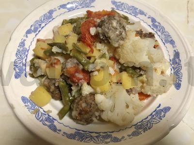 Daržovių troškinys su mėsos kukuliais pagrindine nuotrauka