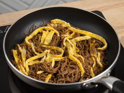 Soba su omletu ir žaliaisiais svogūnais Žingsnis 4