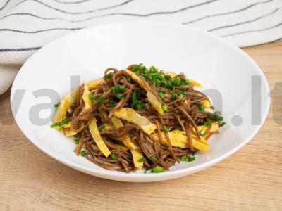 Soba su omletu ir žaliaisiais svogūnais pagrindine nuotrauka