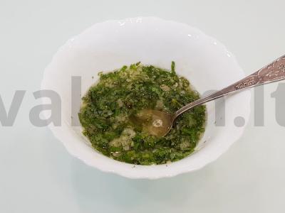 Lašiša, kepta su apelsinais, mėtomis ir česnakais Žingsnis 4