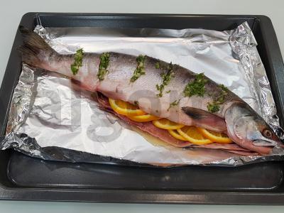 Lašiša, kepta su apelsinais, mėtomis ir česnakais Žingsnis 6