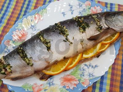 Lašiša, kepta su apelsinais, mėtomis ir česnakais pagrindine nuotrauka