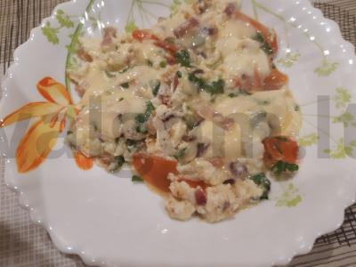 Švelnus omletas su daržovėmis, žolelėmis ir sūriu pagrindine nuotrauka