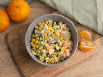 Salotos su mandarinais ir rūkyta vištiena pagrindine nuotrauka