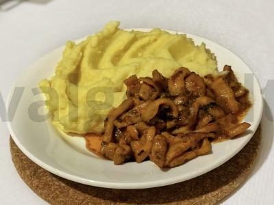 Kalmarai pomidorų padaže pagrindine nuotrauka