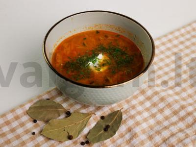 Kopūstai su lauro lapu ir kiauliena pagrindine nuotrauka