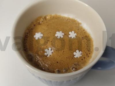 Dalgona-kava su pienu pagrindine nuotrauka