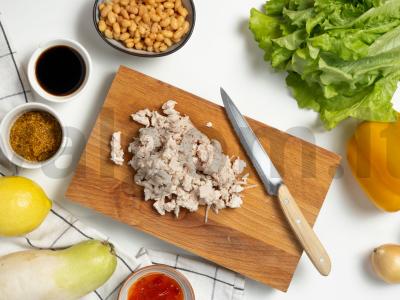 Salotos su vištiena ir konservuotomis baltosiomis pupelėmis Žingsnis 1