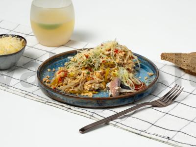 Salotos su vištiena ir konservuotomis baltosiomis pupelėmis pagrindine nuotrauka