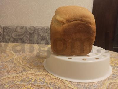 Balta duona iš duonos kepimo mašinos pagrindine nuotrauka