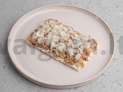 Sluoksniuotos žuvies salotos su vafliniais pyragėliais Žingsnis 3