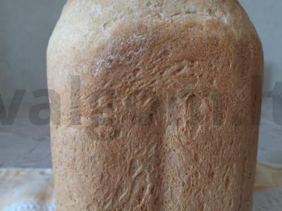 Balta duona su pienu pagrindine nuotrauka