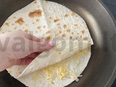 Greita kumpio pica ant tortilijos. Žingsnis 8