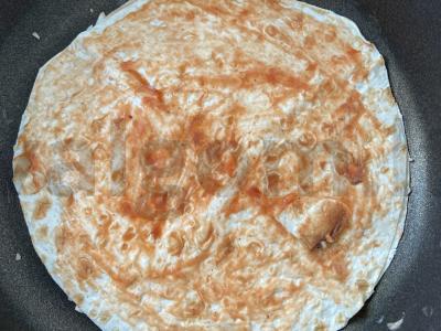 Greita kumpio pica ant tortilijos. Žingsnis 9