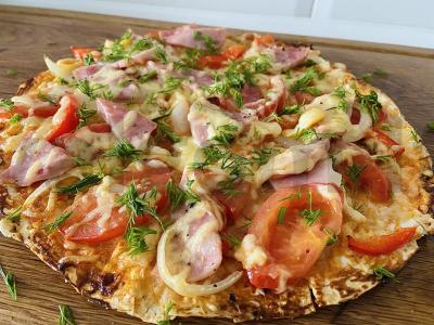 Greita kumpio pica ant tortilijos. pagrindine nuotrauka