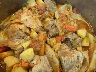Kiaulienos daržovių troškinys su pomidorų pasta pagrindine nuotrauka