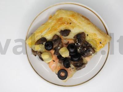 Sluoksniuotos tešlos pyragas su grybais ir žuvimi pagrindine nuotrauka