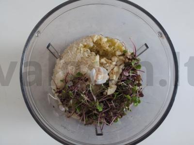 Aromatingas, šiek tiek aštrus raudonųjų pipirų pesto padažas Žingsnis 2