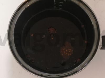Grog ant juodosios arbatos su pipirais, badianu, gvazdikėliais ir cinamonu Žingsnis 2