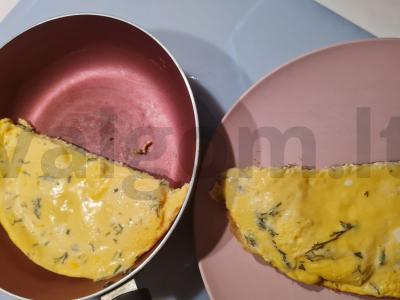 Švelnus omletas su žolelėmis pagrindine nuotrauka