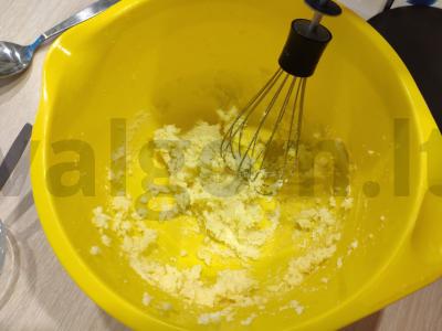 Pyragas su kiaušinių tryniais Žingsnis 1