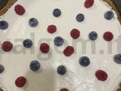 Bananų pyragas su plakta grietinėle pagrindine nuotrauka