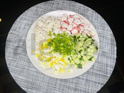 Lengvos salotos su kalmarais ir krabų lazdelėmis Žingsnis 6