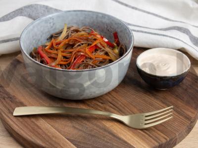 Soba su daržovėmis ir aštriu grietinės padažu pagrindine nuotrauka
