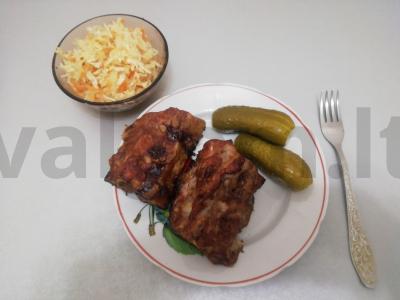 Kepti kiaulienos šonkauliukai marinate pagrindine nuotrauka