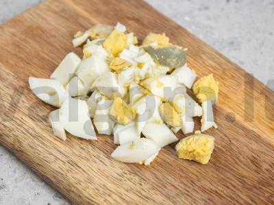Salotos su sardinėmis, obuoliais ir žirneliais Žingsnis 1