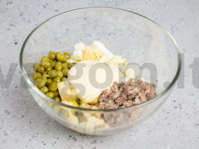 Salotos su sardinėmis, obuoliais ir žirneliais Žingsnis 2